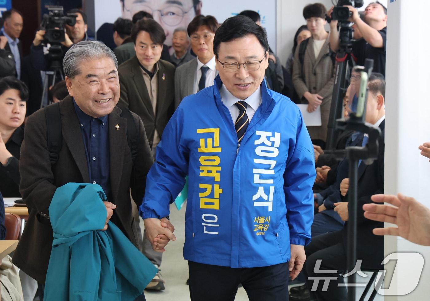 본문 이미지 - 정근식 서울시교육감 예비후보가 8일 서울 종로구에 위치한 선거사무실에서 열린 제9회 전국동시지방선거 서울시교육감 출마선언 기자회견에서 입장하고 있다. 2026.4.8 ⓒ 뉴스1 임세영 기자