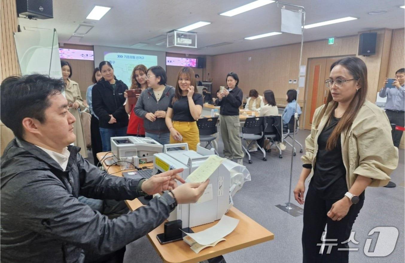 본문 이미지 - 울산시 선거관리위원회가 지난 3일 6·3 지방선거를 앞두고 중구가족센터와 협업을 통해 다문화가족 대상 선거 교육 및 투표체험을 실시했다.(울산 선관위 제공. 재판매 및 DB금지)/뉴스1