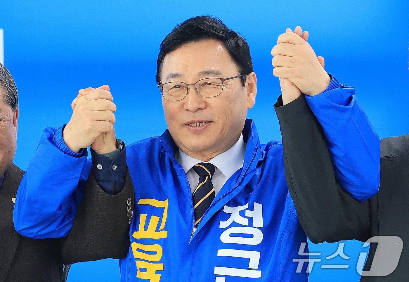 본문 이미지 - 정근식 서울시교육감 예비후보가 8일 서울 종로구에 위치한 선거사무실에서 열린 제9회 전국동시지방선거 서울시교육감 출마선언 기자회견에서 참석자들과 함께 손을 잡고 기념촬영을 하고 있다. 2026.4.8 ⓒ 뉴스1 임세영 기자