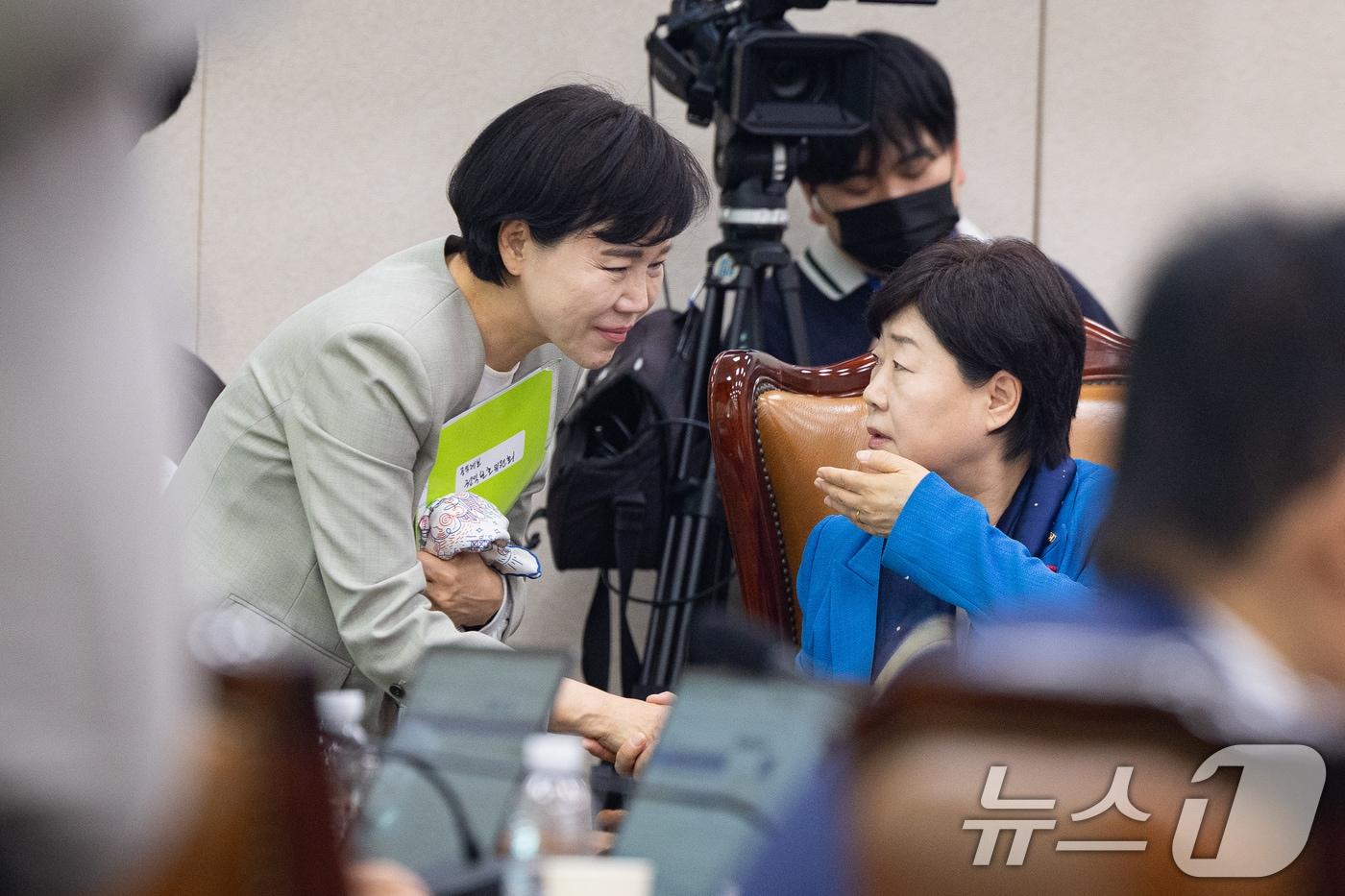본문 이미지 - 서영교 국회 법제사법위원장과 전현희 더불어민주당 의원. 2026.4.8 ⓒ 뉴스1 유승관 기자
