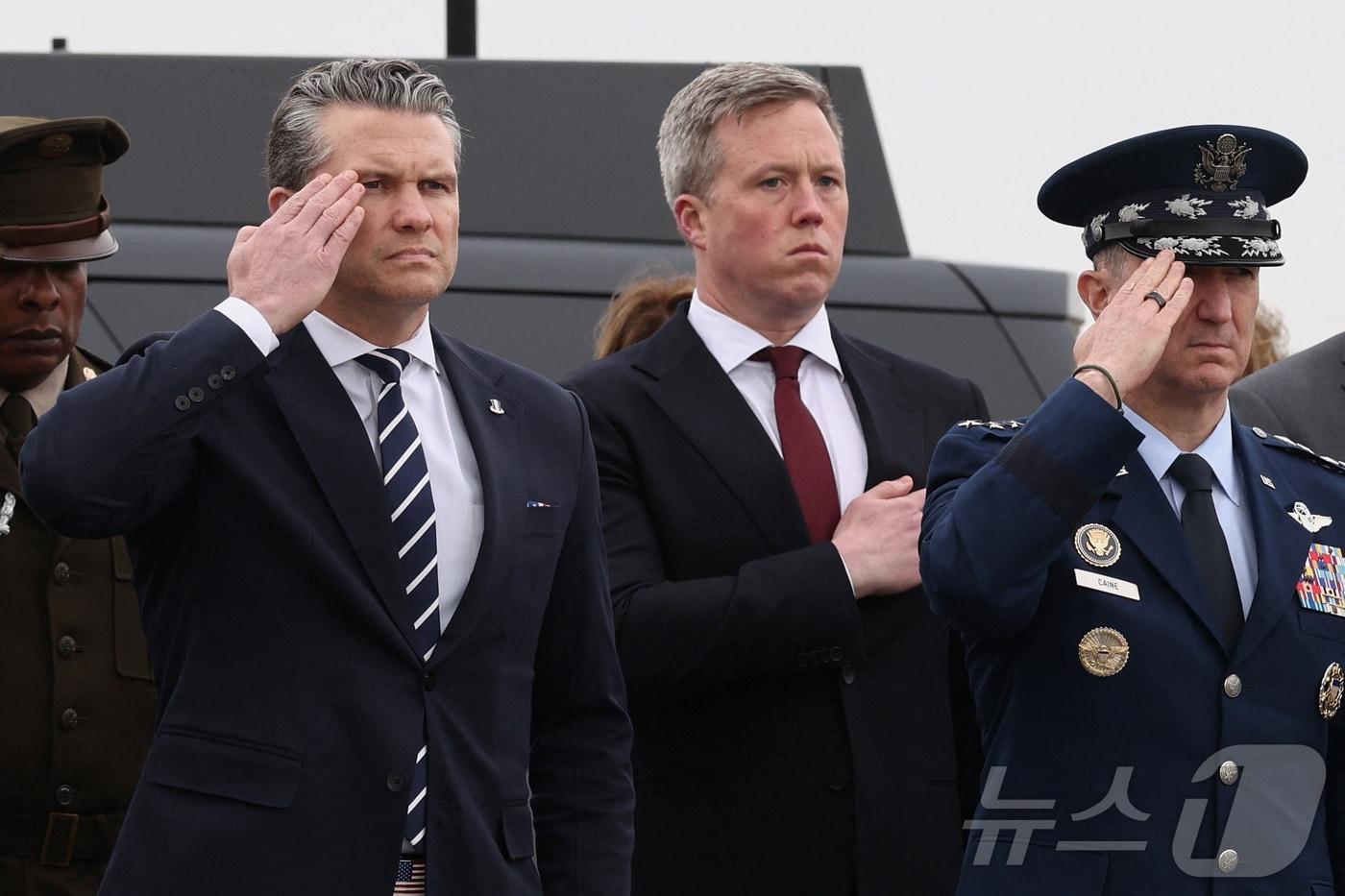 본문 이미지 - (왼쪽부터) 피트 헤그세스 미국 국방장관, 댄 드리스콜 육군장관, 댄 케인 합참의장. 2026.03.07 ⓒ 로이터=뉴스1