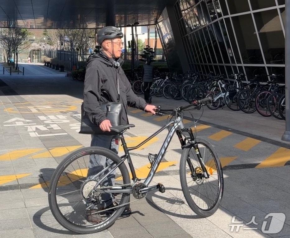 본문 이미지 - 조원철 법제처장이 8일 에너지 수급 불안에 대응하기 위해 자전거로 출근하는 모습.(법제처 제공)