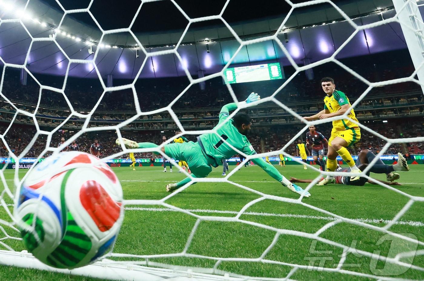 본문 이미지 - 26일(현지시간) 멕시코 과달라하라 아크 스타디움에서 열린 대륙간 플레이오프 준결승에서 자메이카 대표팀의 베일리-타이 카다마르테리 선수가 뉴칼레도니아 대표팀을 상대로 선제골을 넣고 있다. 2026.03.26. ⓒ 로이터=뉴스1