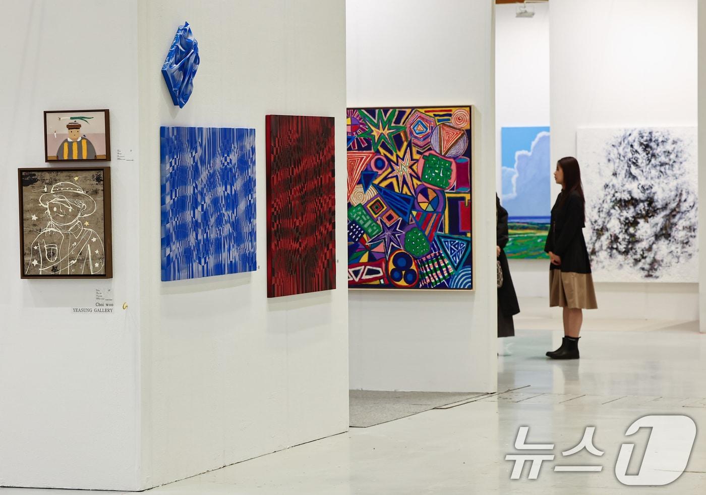 본문 이미지 - 8일 서울 강남구 코엑스에서 열린 2026 화랑미술제에서 관람객들이 작품을 살펴보고 있다. 2026.4.8 ⓒ 뉴스1 김도우 기자