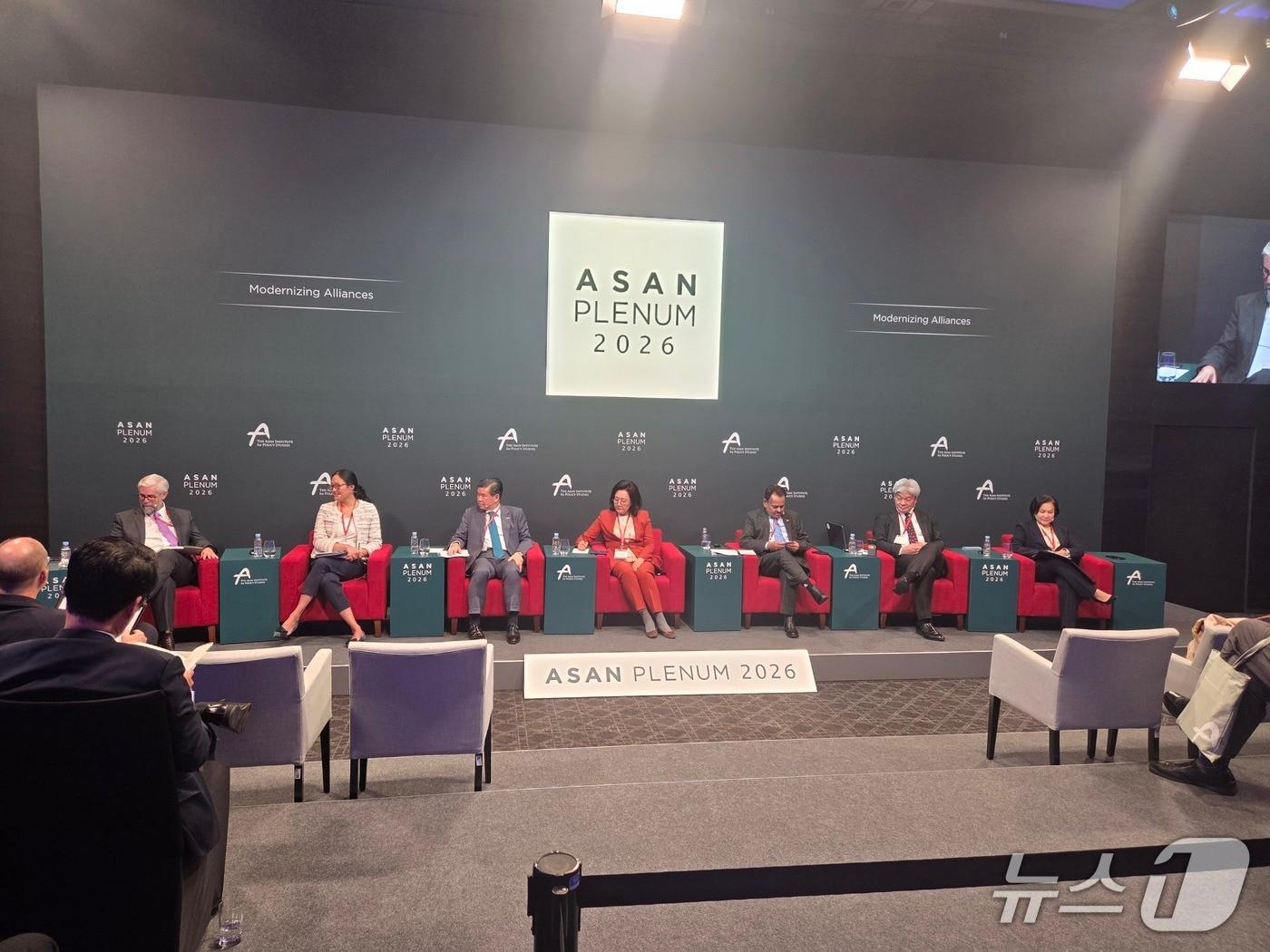 본문 이미지 -  진 초이 미국 국무부 경제분석국 에너지 및 경제 안보 분석인, 제임스 킴 주한미국상공회의소 회장, 박영선 전 중소기업장관이 8일 서울 용산구 그랜드 하얏트 서울에서 열린 '아산 플래넘 2026' 세션 3에서 발언하고 있다. 2026.04.08. (정윤영 기자)