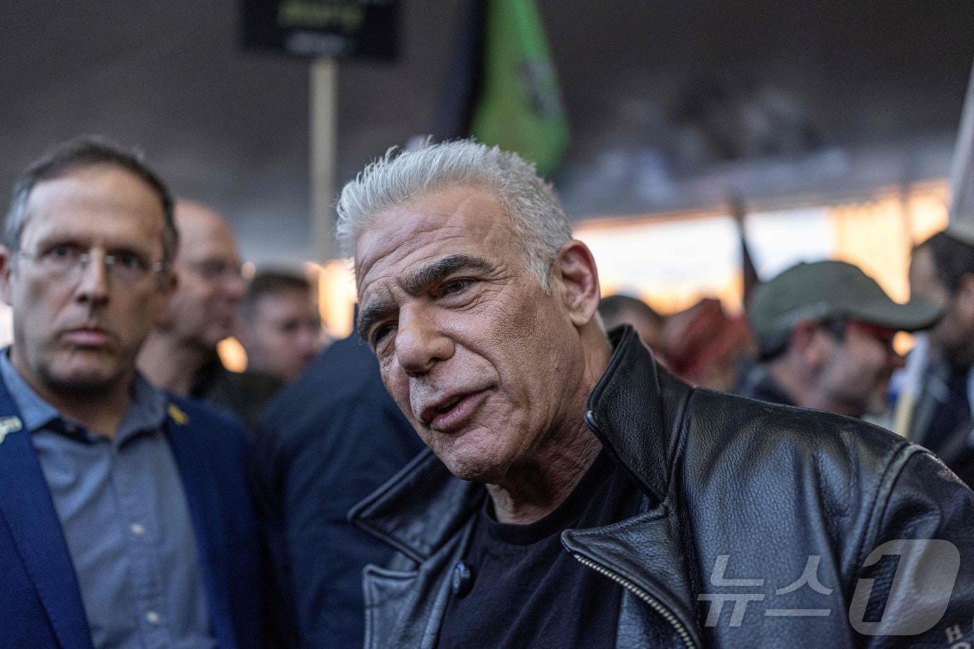 본문 이미지 - 이스라엘 제1야당인 예시아티드의 야이르 라피드 대표가 1월 예루살렘에서 이스라엘군 징병을 지지하고 초정통파 유대인의 군 복무를 촉구하는 집회에 참여하고 있다. 2026.1.15 ⓒ AFP=뉴스1