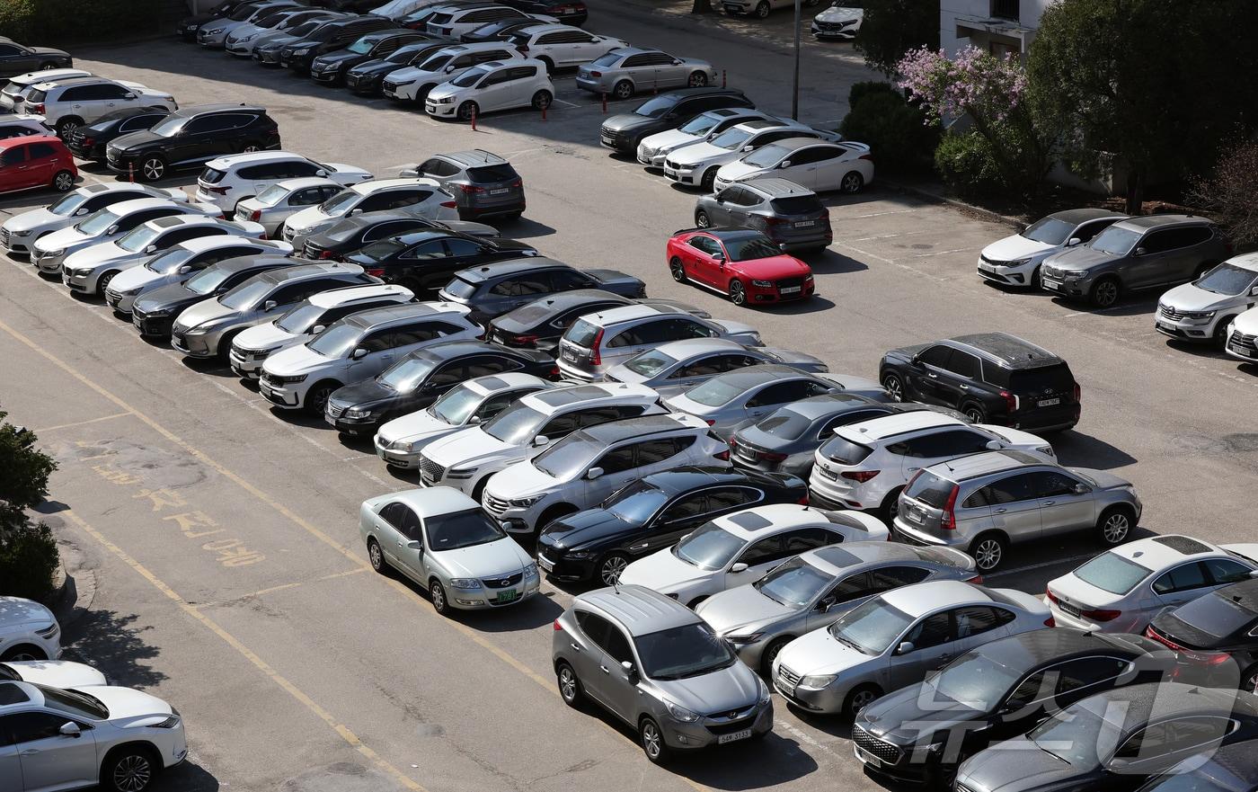 본문 이미지 - 중동사태 장기화에 따른 에너지 절감 조치로 공공기관 승용차 2부제·공영주차장 5부제가 실시된 8일 오후 서울 시내 한 아파트 주차장에 차량이 가득찬 모습을 보이고 있다. 2026.4.8 ⓒ 뉴스1 김진환 기자