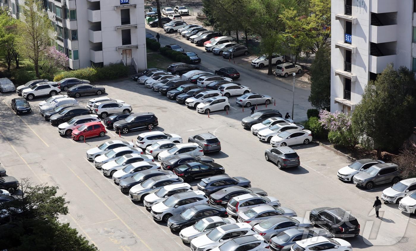 본문 이미지 - 중동사태 장기화에 따른 에너지 절감 조치로 공공기관 승용차 2부제·공영주차장 5부제가 실시된 8일 오후 서울 시내 한 아파트 주차장에 차량이 가득찬 모습을 보이고 있다. 2026.4.8 ⓒ 뉴스1 김진환 기자