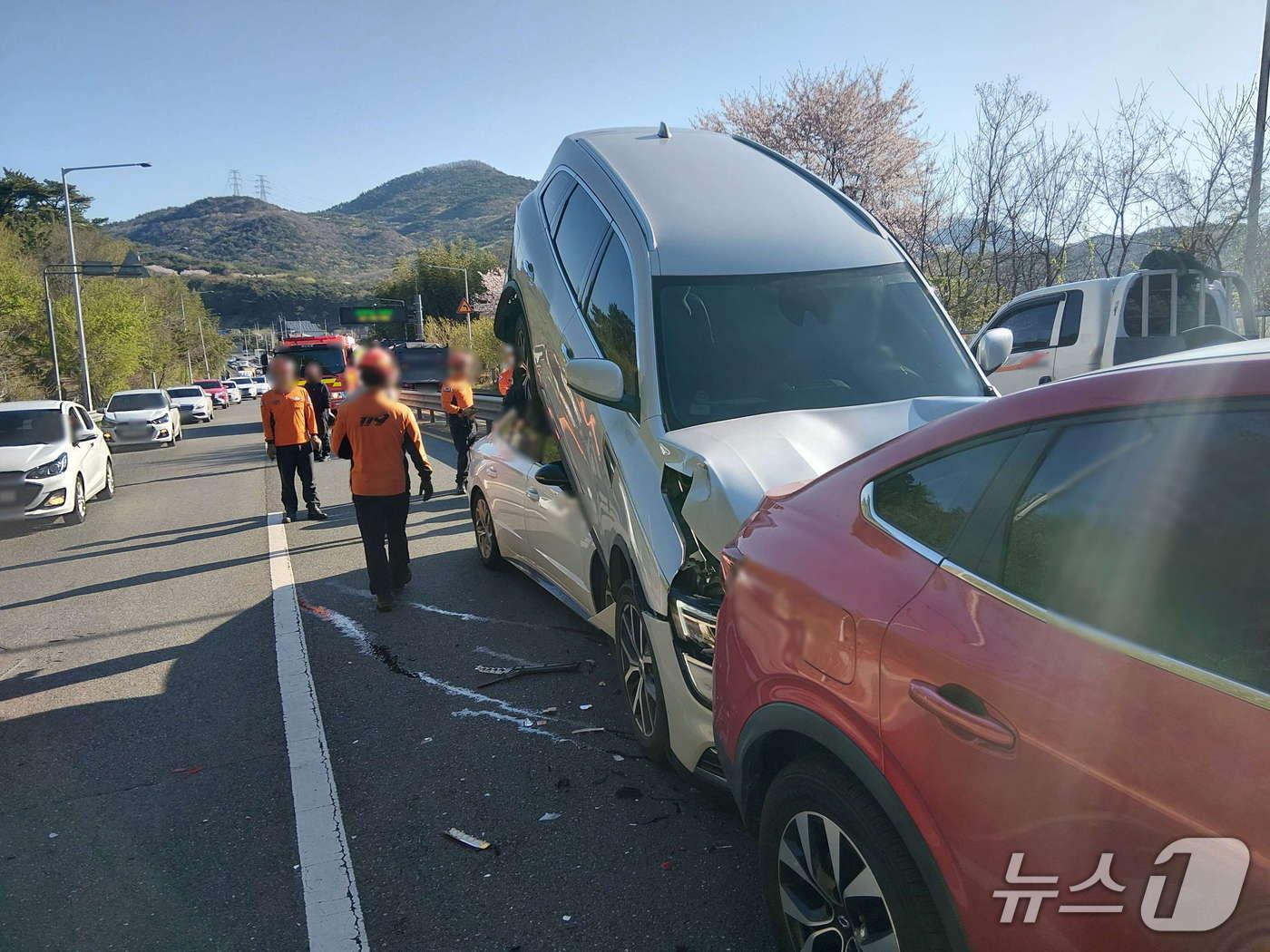본문 이미지 - 부산 정관산업로 출근길 4중 추돌사고.(부산기장경찰서 제공. 재판매 및 DB금지)
