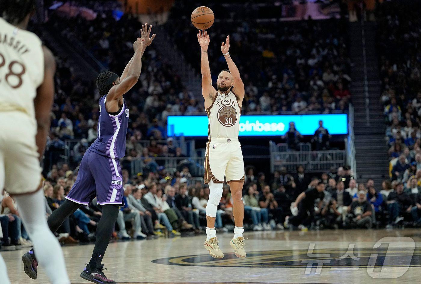 본문 이미지 - 골든스테이트 워리어스 슈터 스테픈 커리가 8일(한국시간) 열린 2025-26 NBA 새크라멘토 킹스전에서 3점 슛을 시도하고 있다. ⓒ AFP=뉴스1