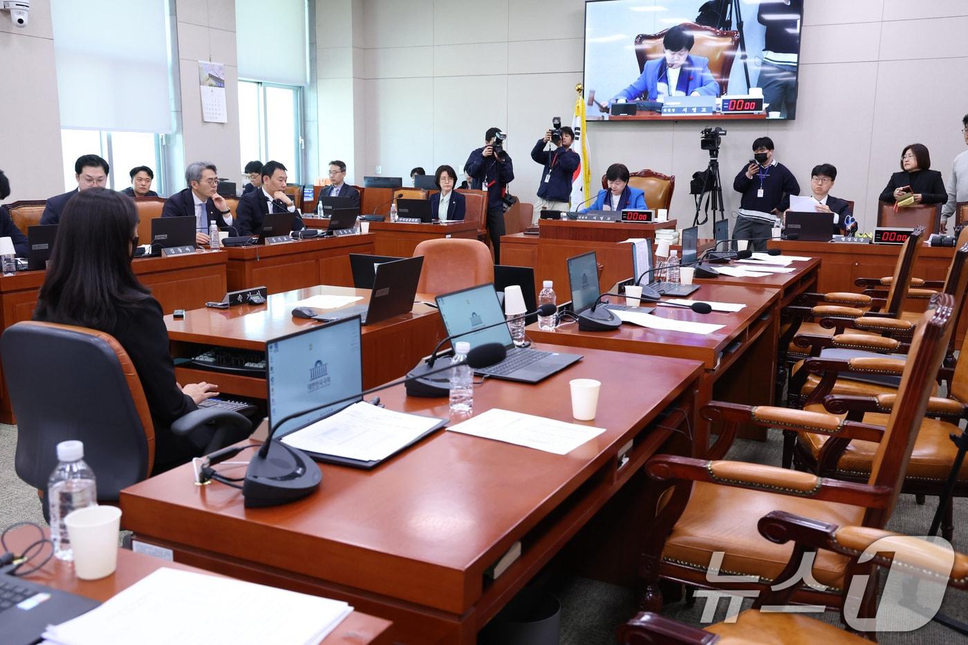 본문 이미지 - 서영교 위원장이 8일 서울 여의도 국회에서 열린 법제사법위원회 전체회의에서 박상용 검사 위증죄 고발의 건을 의결하고 있다. 2026.4.8 ⓒ 뉴스1 신웅수 기자