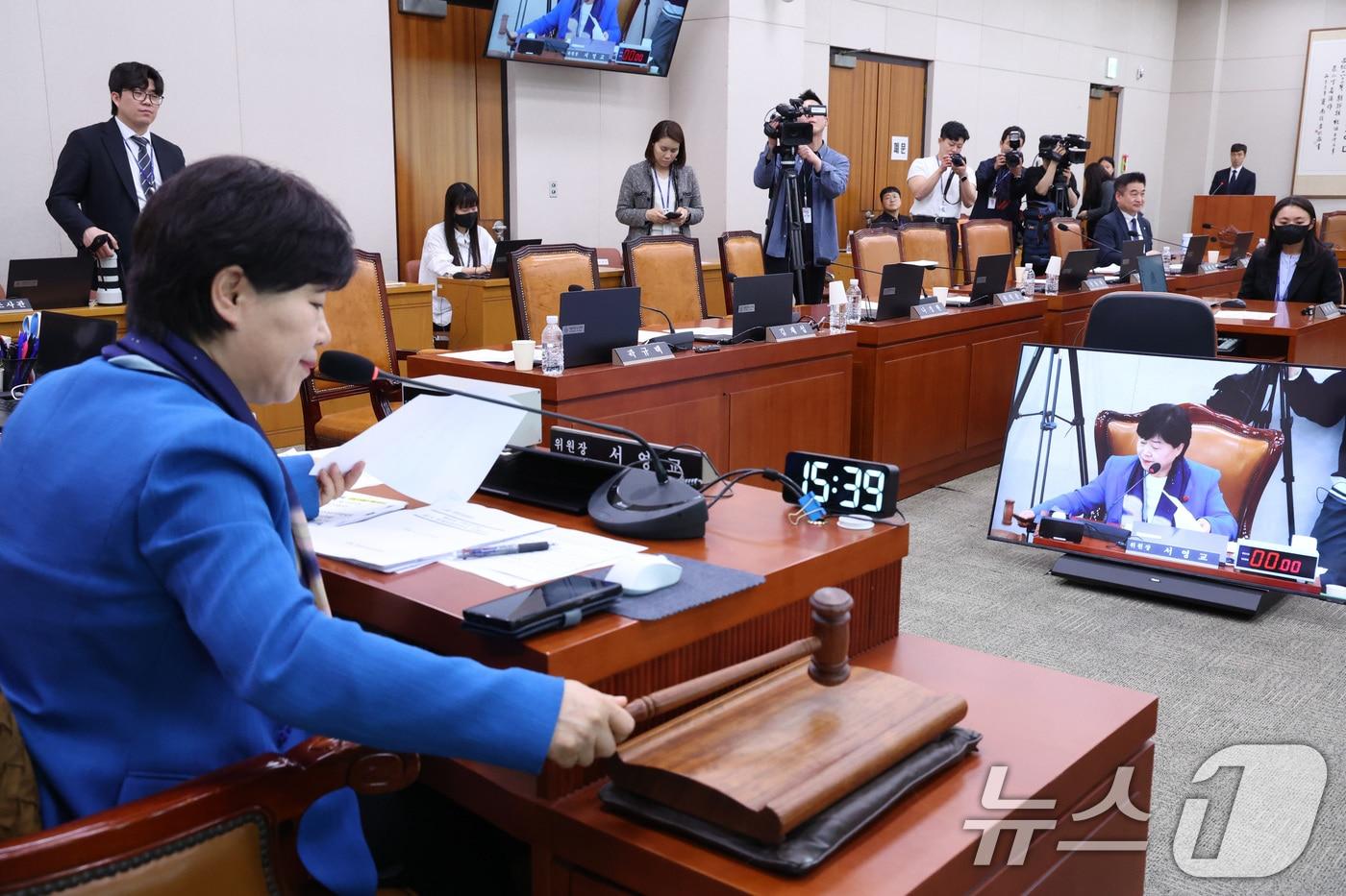 본문 이미지 - 서영교 위원장이 8일 서울 여의도 국회에서 열린 법제사법위원회 전체회의에서 박상용 검사 위증죄 고발의 건을 의결하고 있다. 2026.4.8 ⓒ 뉴스1 신웅수 기자