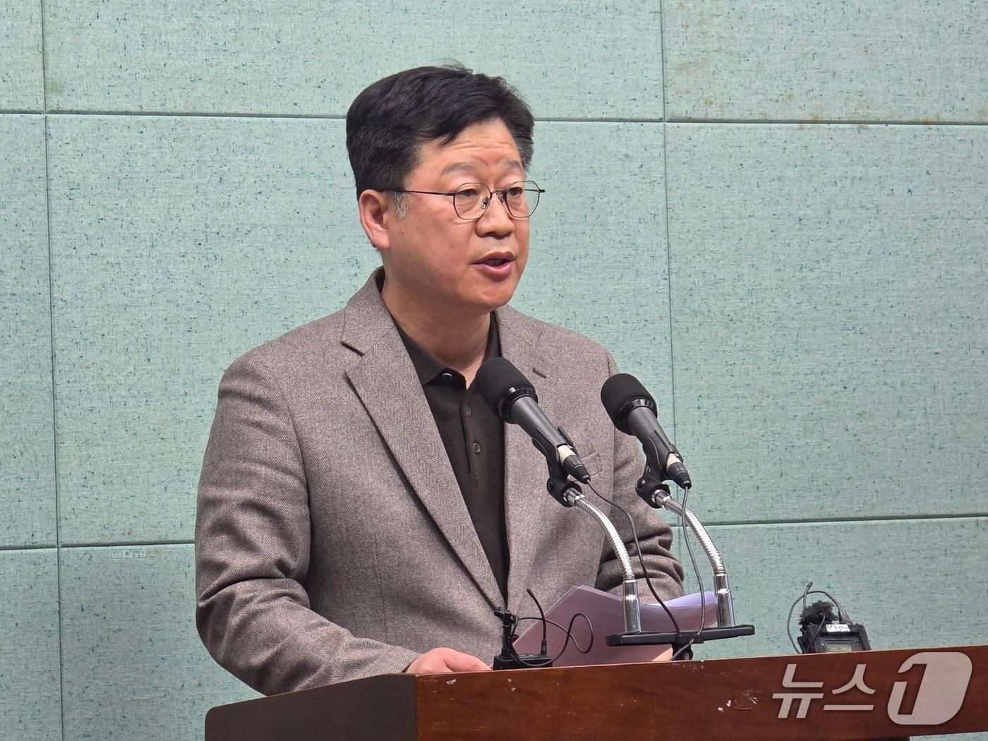 본문 이미지 - 8일 안호영 의원(더불어민주당 전북도지사 경선 후보)이 전북도의회 브리핑룸에서 긴급 기자회견을 갖고 있다./뉴스1 