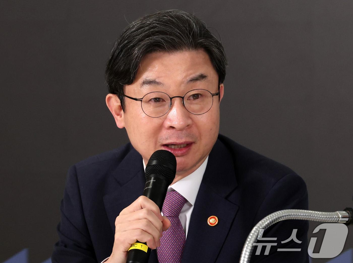 본문 이미지 - 이억원 금융위원장이 8일 오후 서울 중구 국토발전전시관에서 열린 정부·건설·금융업계, 중동상황 대응 합동 간담회에서 모두발언을 하고 있다. (공동취재) 2026.4.8 ⓒ 뉴스1 오대일 기자