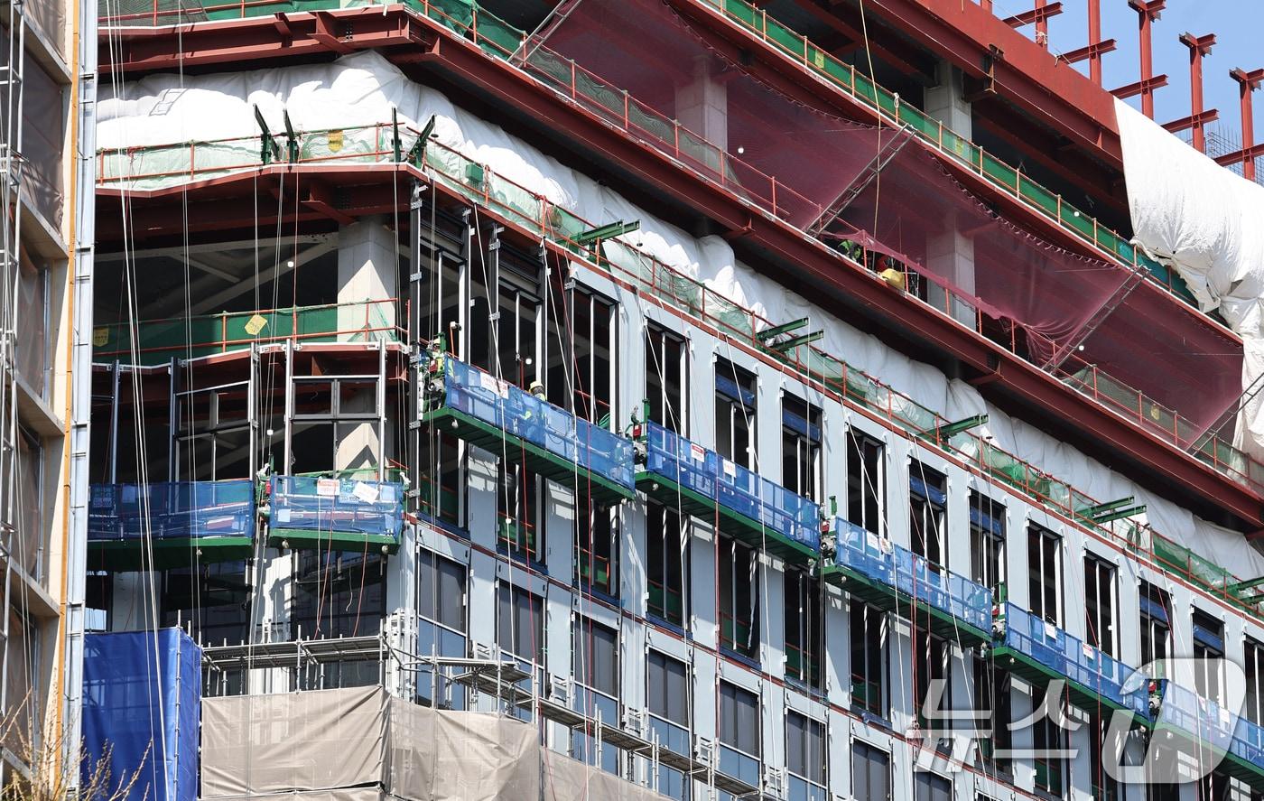 본문 이미지 - 중동 사태 장기화로 나프타 수급 불안이 이어지면서 건설 자재 단가 인상과 공급 차질 우려가 커지고 있다. 건설업계에 따르면 최근 자재 협력사들은 건설사에 페인트, PVC, 단열재, 방수재 등 마감 자재 가격 인상과 납품 지연 가능성을 잇달아 통보하고 있다. 이에 정부는 이날 김민석 총리 주재로 건설·금융업계, 중동상황 대응 합동 간담회를 갖고 대응책을 논의했다. 사진은 8일 서울 시내 한 아파트 공사장의 모습. 2026.4.8 ⓒ 뉴스1 최지환 기자