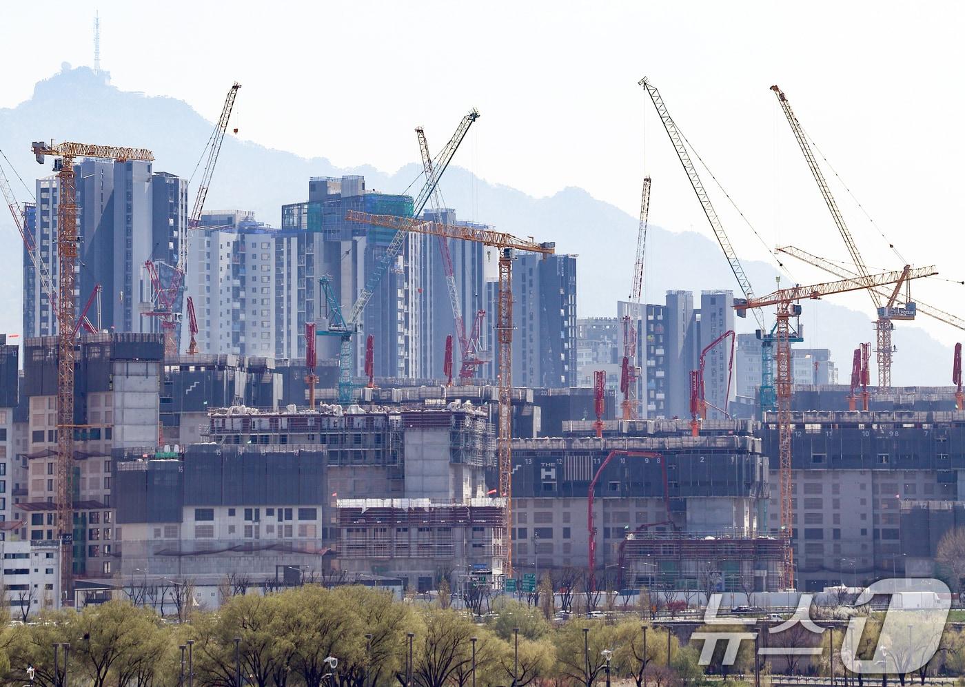 본문 이미지 - 서울 시내 한 아파트 공사장의 모습. 2026.4.8 ⓒ 뉴스1 최지환 기자