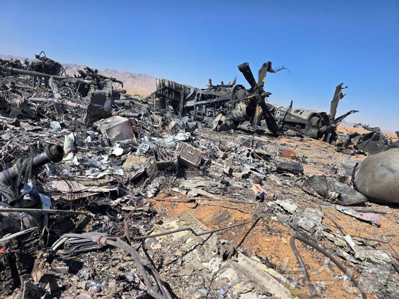 본문 이미지 - 5일(현지시간) 이란 소셜미디어에 게시된 미군 항공기 잔해 사진. 2026.04.05. ⓒ 로이터=뉴스1