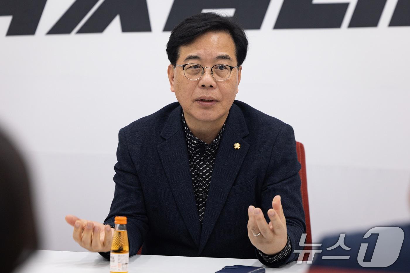 본문 이미지 - 송언석 국민의힘 원내대표가 지난 8일 서울 여의도 국회에서 취재진과 현안 관련 티타임을 갖고 있다. 2026.4.8 ⓒ 뉴스1 유승관 기자