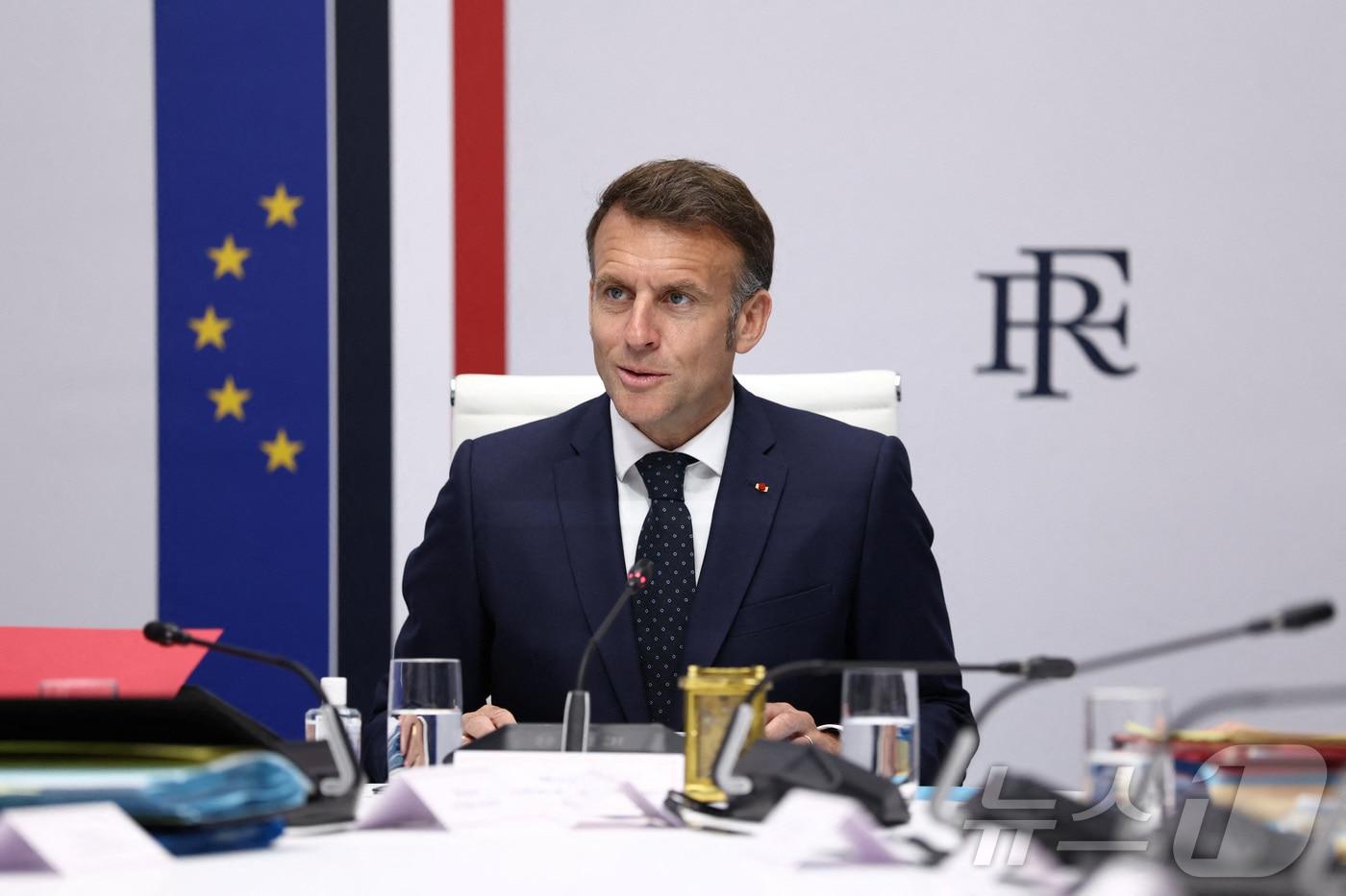 본문 이미지 - 8일(현지시간) 프랑스 파리 엘리제궁에서 에마뉘엘 마크롱 프랑스 대통령이 이란 전쟁 휴전 발표 후 열린 프랑스 국방안보회의에 참석해 이란에 3년 반 동안 억류되었다가 석방된 프랑스인 세실 콜레와 자크 파리의 귀환 문제를 논의하고 있다. 2026.04.08. ⓒ 로이터=뉴스1