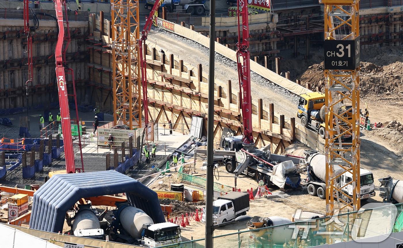 본문 이미지 - 서울 시내 한 아파트 공사장의 모습. (자료사진) ⓒ 뉴스1 최지환 기자