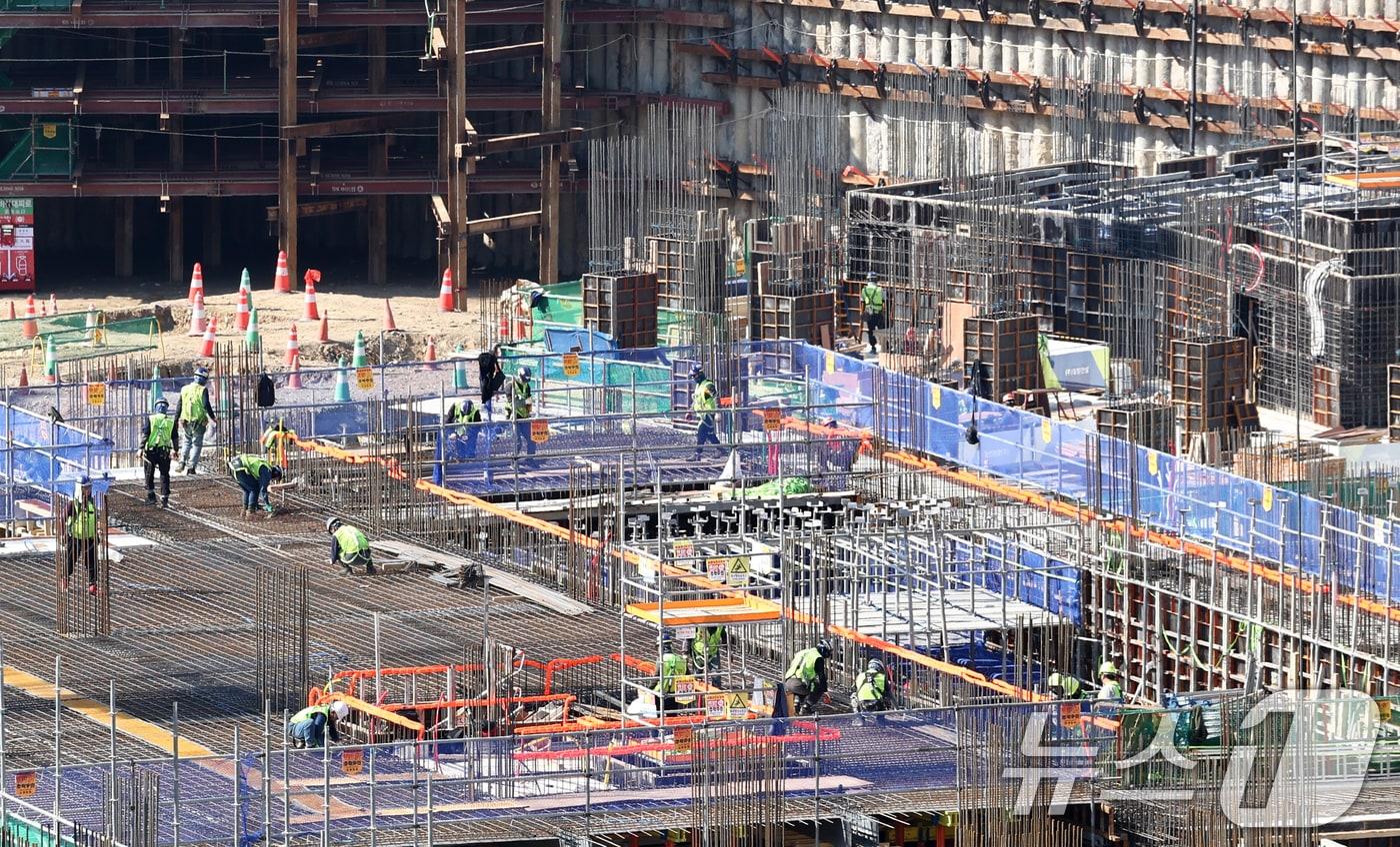 본문 이미지 - 서울 시내 한 아파트 공사장의 모습. 2026.4.8 ⓒ 뉴스1 최지환 기자