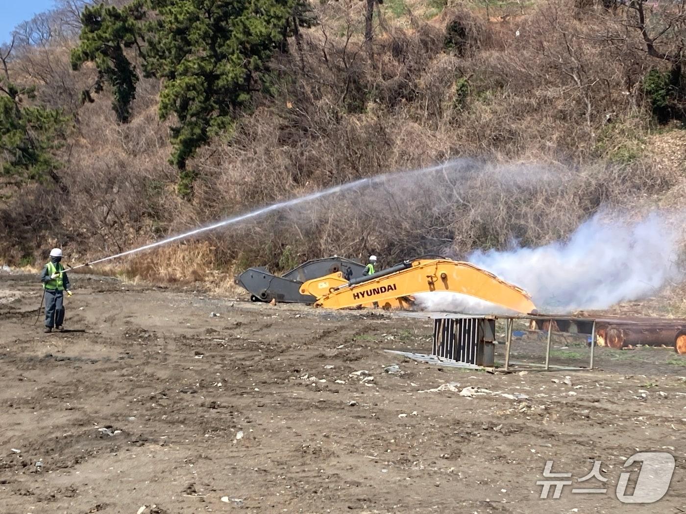 본문 이미지 - 지난 7일 실시한 준설토 매립장 방역 모습 (부산지방해양수산청 제공. 재판매 및 DB금지)