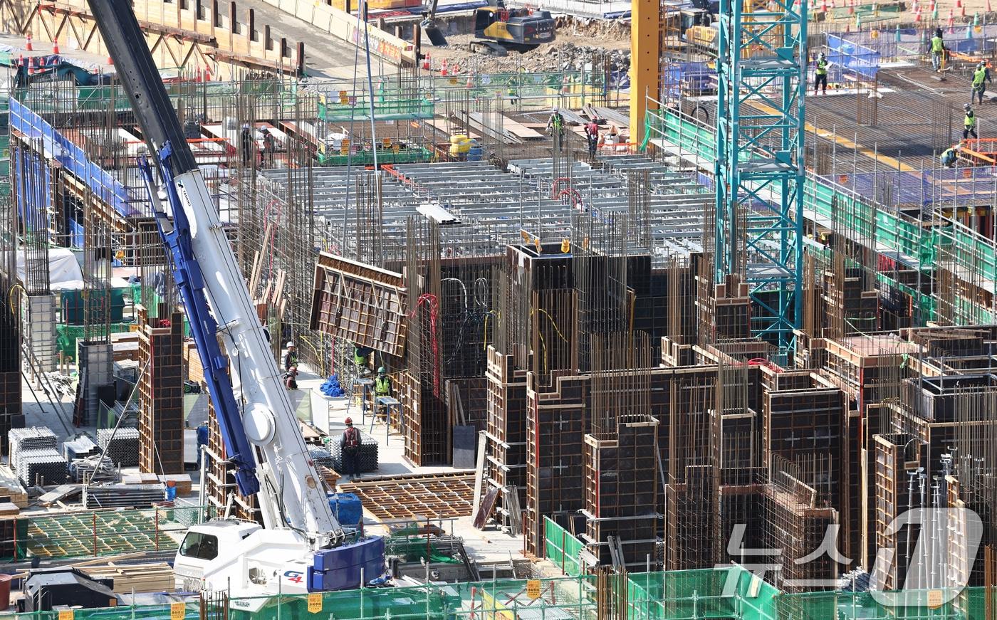 본문 이미지 - 중동 사태 장기화로 나프타 수급 불안이 이어지면서 건설 자재 단가 인상과 공급 차질 우려가 커지고 있다. 건설업계에 따르면 최근 자재 협력사들은 건설사에 페인트, PVC, 단열재, 방수재 등 마감 자재 가격 인상과 납품 지연 가능성을 잇달아 통보하고 있다. 이에 정부는 8일 김민석 총리 주재로 건설·금융업계, 중동상황 대응 합동 간담회를 갖고 대응책을 논의했다. 사진은 이날 서울 시내 한 아파트 공사장의 모습. 2026.4.8 ⓒ 뉴스1 최지환 기자