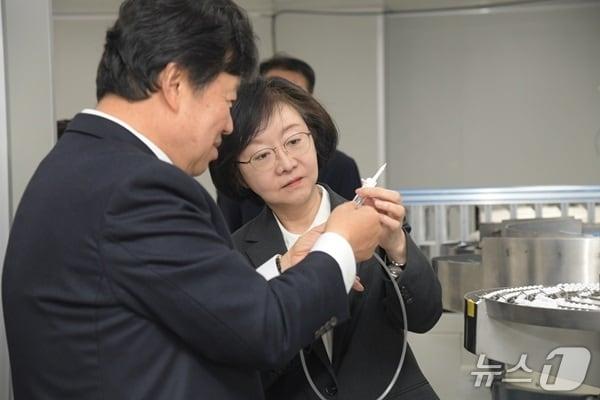 본문 이미지 - 오유경 식품의약품안전처장(오른쪽)이 8일 수액세트 생산업체에서 관련 물품을 살펴보고 있다. (식약처 제공)