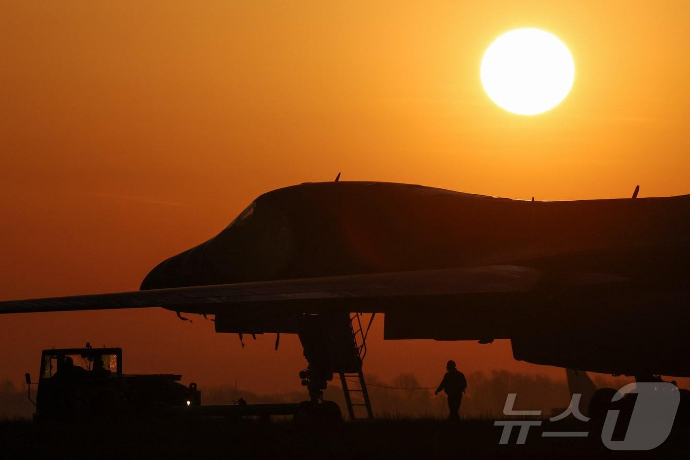 본문 이미지 - 이란 전쟁의 2주간 휴전이 발표된 후인 8일(현지시간) 영국 글로스터셔주 페어퍼드 공군기지에 주기된 B-1B 랜서 군용기 뒤로 태양이 떠오르고 있다. 2026.04.08. ⓒ 로이터=뉴스1