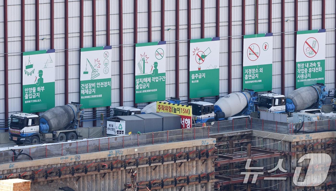 본문 이미지 - 서울 시내 한 아파트 공사장의 모습. 2026.4.8 ⓒ 뉴스1 최지환 기자