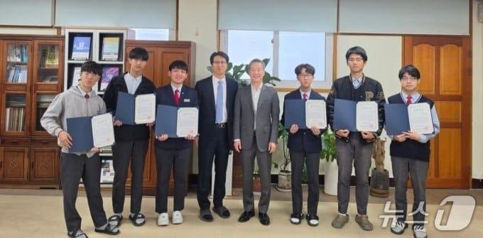 본문 이미지 - 8일 경기 평택고등학교에서 열린 '제1회 한국기업가정신재단 학업장려금' 수여식에서 홍선근 KEF 이사장(오른쪽에서 네 번째)과 최종태 평택고 교장(왼쪽에서 네 번째), 평택고 학생들이 함께 기념사진을 촬영하고 있다. (KEF 제공)