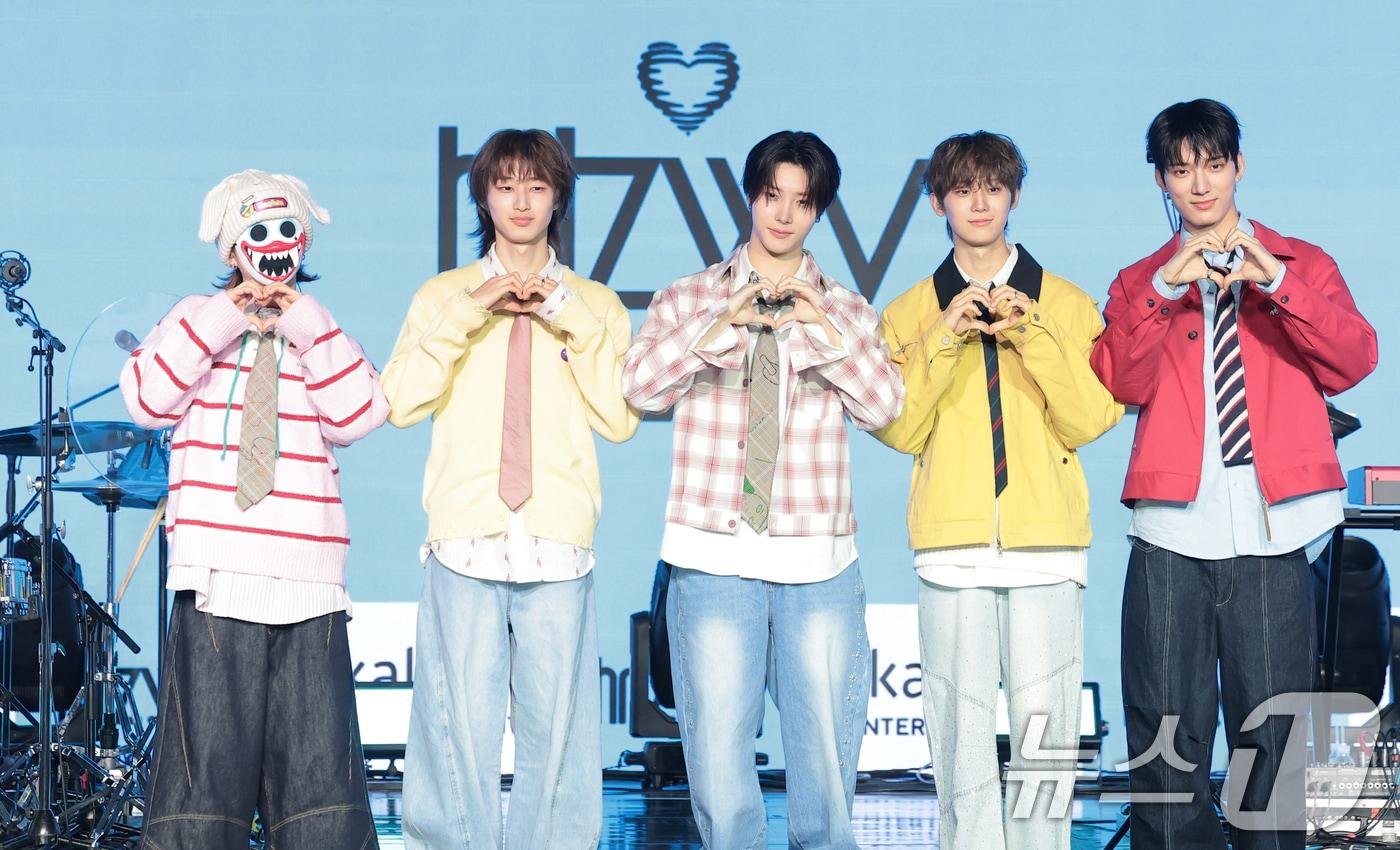 본문 이미지 - 밴드 하츠웨이브(hrtz.wav) 하기와(왼쪽부터)와 케이텐, 리안, 윤영준, 데인이 8일 서울 마포구 문화비축기지에서 열린 첫 번째 미니앨범 ‘The First Wave(더 퍼스트 웨이브)’ 발매 쇼케이스에서 포즈를 취하고 있다. 2026.4.8 ⓒ 뉴스1 권현진 기자