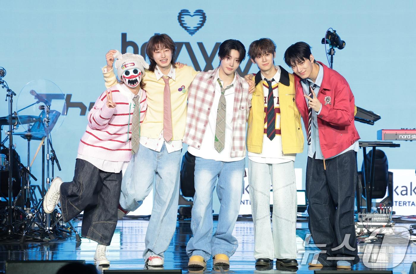 본문 이미지 - 밴드 하츠웨이브(hrtz.wav) 하기와(왼쪽부터)와 케이텐, 리안, 윤영준, 데인이 8일 서울 마포구 문화비축기지에서 열린 첫 번째 미니앨범 ‘The First Wave(더 퍼스트 웨이브)’ 발매 쇼케이스에서 포즈를 취하고 있다. 2026.4.8 ⓒ 뉴스1 권현진 기자