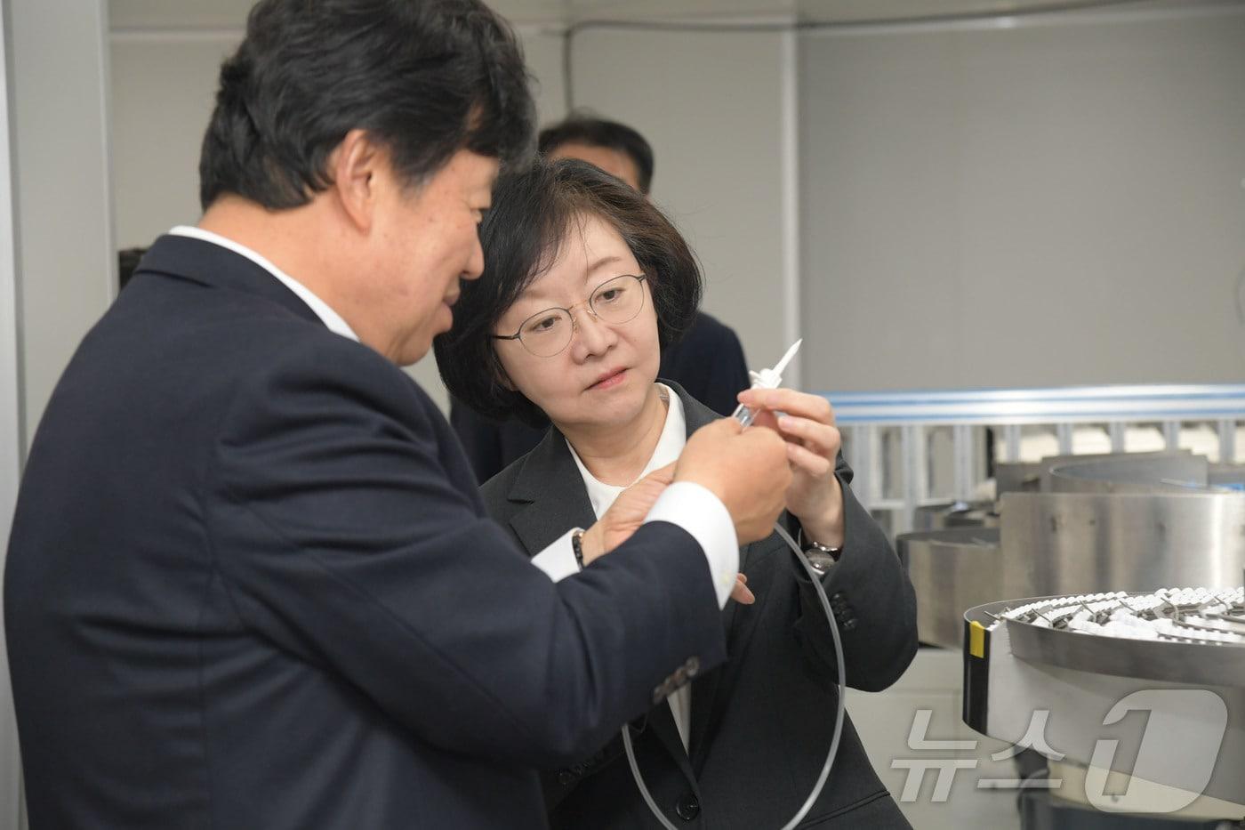 본문 이미지 - 오유경 식품의약품안전처장이 지난 8일 오후 경기도 안산 소재 수액세트 제조업체 메디라인액티브코리아에서 중동전쟁 대응 수액세트 안정공급 위한 제조업체 현장방문을 하고 있다. (식품의약품안전처 제공. 재판매 및 DB 금지) 2026.4.8 ⓒ 뉴스1