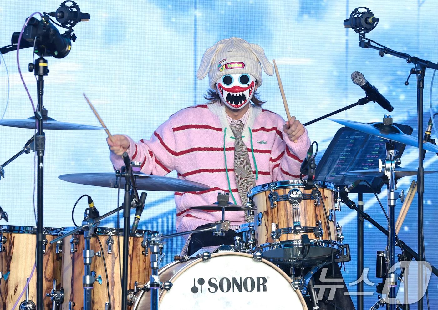 본문 이미지 - 밴드 하츠웨이브(hrtz.wav) 하이와가 8일 서울 마포구 문화비축기지에서 열린 첫 번째 미니앨범 ‘The First Wave(더 퍼스트 웨이브)’ 발매 쇼케이스에서 타이틀곡 ‘NINETEEN(나인틴)’을 선보이고 있다. 2026.4.8 ⓒ 뉴스1 권현진 기자