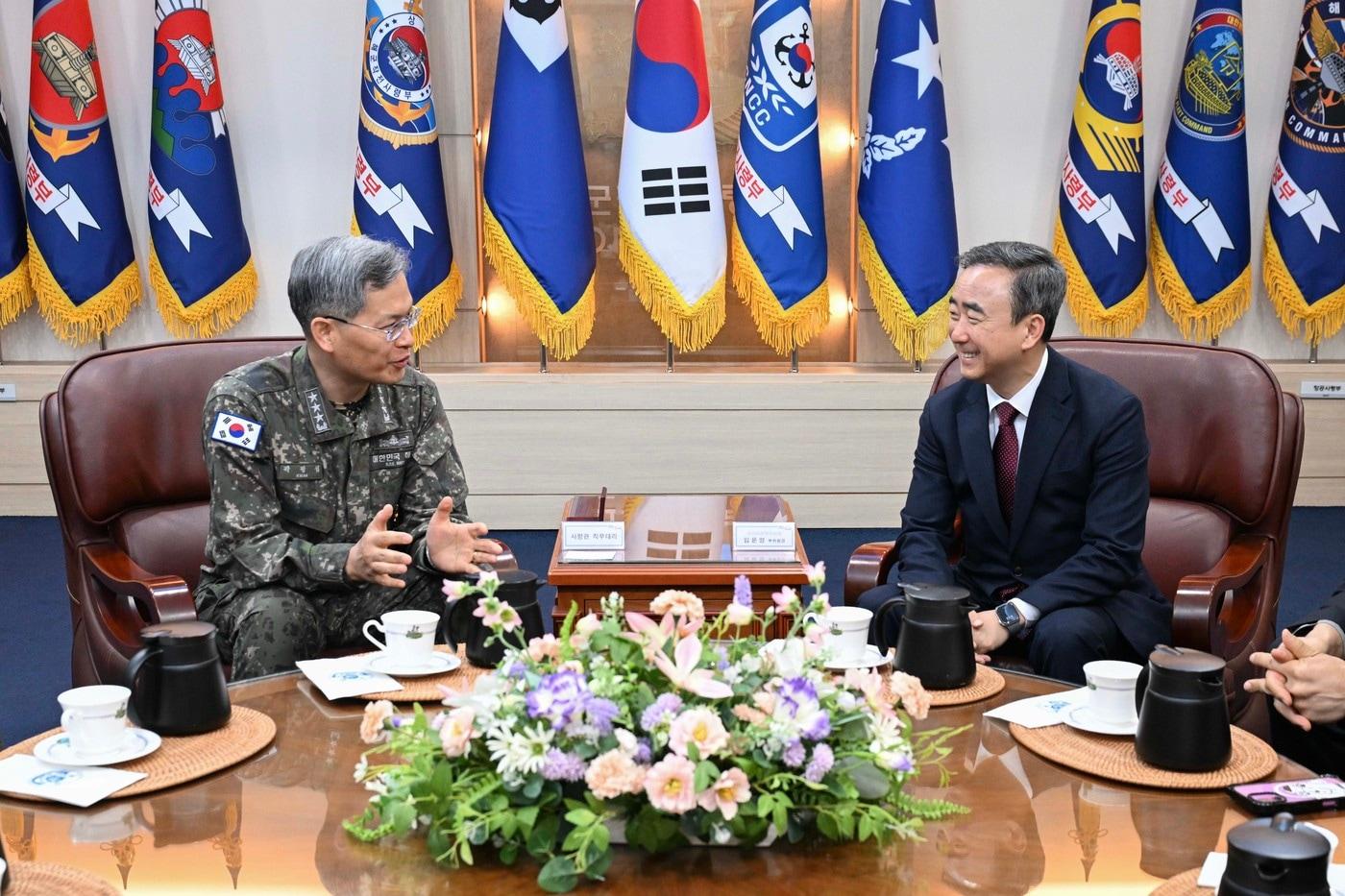 본문 이미지 - 임문영 국가AI전략위 부위원장(오른쪽)과 곽광섭 해군작전사령관 직무대리(중장)가 8일 해군·해병대 AX거점(부산) 활성화를 위한 간담회에서 논의하고 있다. (국가AI전략위 제공)