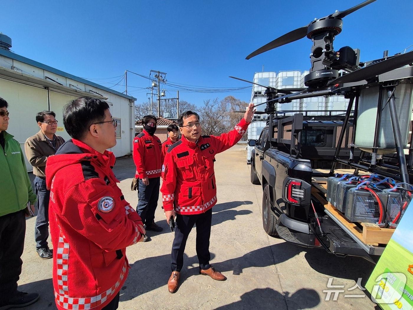 본문 이미지 - 산림청은 8일 산불 소화약제 생산 현장을 찾아 안정적 원자재 수급망 확보 및 후속 연구개발사업진행 상황을 점검했다. (산림청 제공.재판매 및 DB금지)/뉴스1