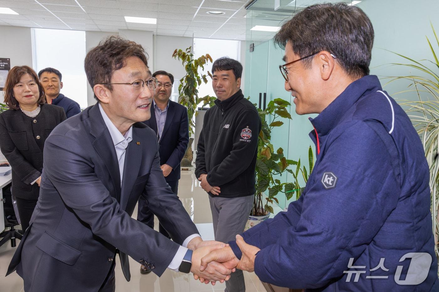 본문 이미지 - KT 박윤영 대표가 서부광역본부 토탈영업센터 사무실에서 직원들과 만나 인사를 하고 있다. (KT 제공)