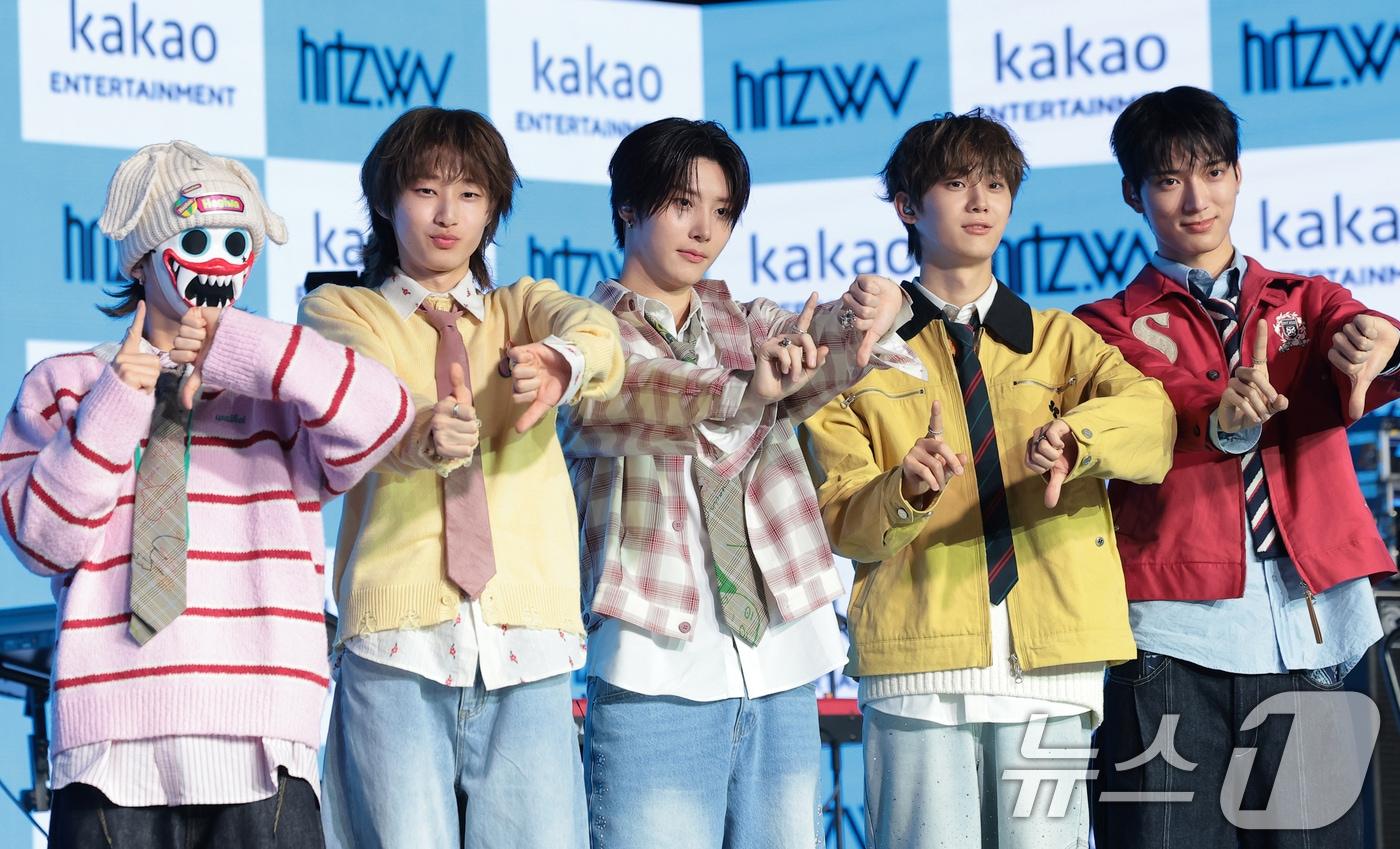 본문 이미지 - 밴드 하츠웨이브(hrtz.wav) 하기와(왼쪽부터)와 케이텐, 리안, 윤영준, 데인이 8일 서울 마포구 문화비축기지에서 열린 첫 번째 미니앨범 ‘The First Wave(더 퍼스트 웨이브)’ 발매 쇼케이스에서 포즈를 취하고 있다. 2026.4.8 ⓒ 뉴스1 권현진 기자