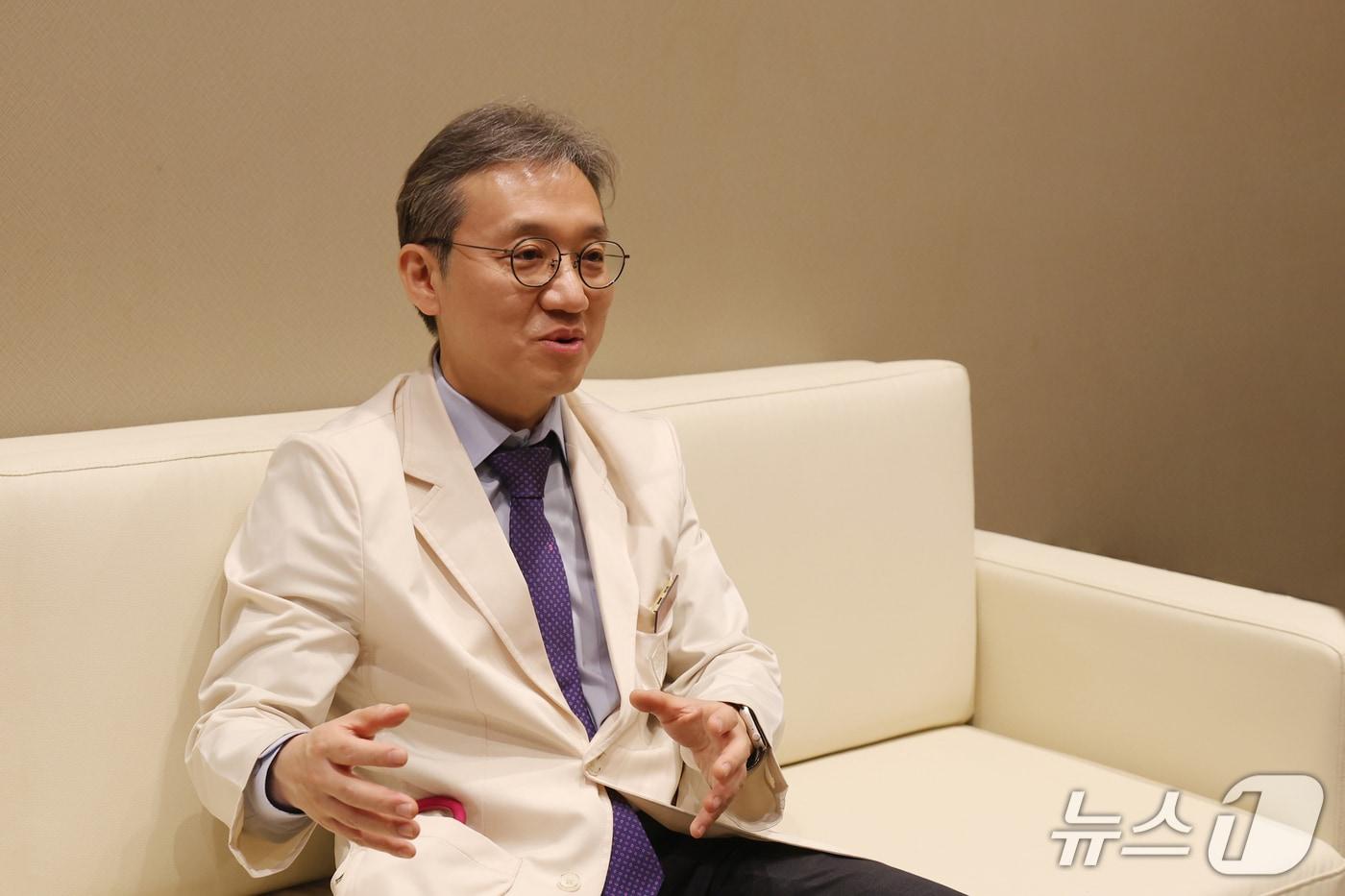 본문 이미지 - 7일 삼성서울병원에서 만난 이지훈 희귀질환전문기관 단장(소아청소년과 교수)이 희귀질환 유전 상담 지원 사례를 설명하고 있다. (삼성서울병원 제공)