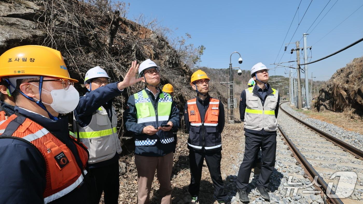 본문 이미지 - 김태승 코레일 사장(가운데)이 8일 오전 강원 영월군 쌍룡역 인근 태백선 선로에서 비탈사면 낙석우려개소를 점검하고 있다.(한국철도공사 제공.재판매 및 DB금지)/뉴스1