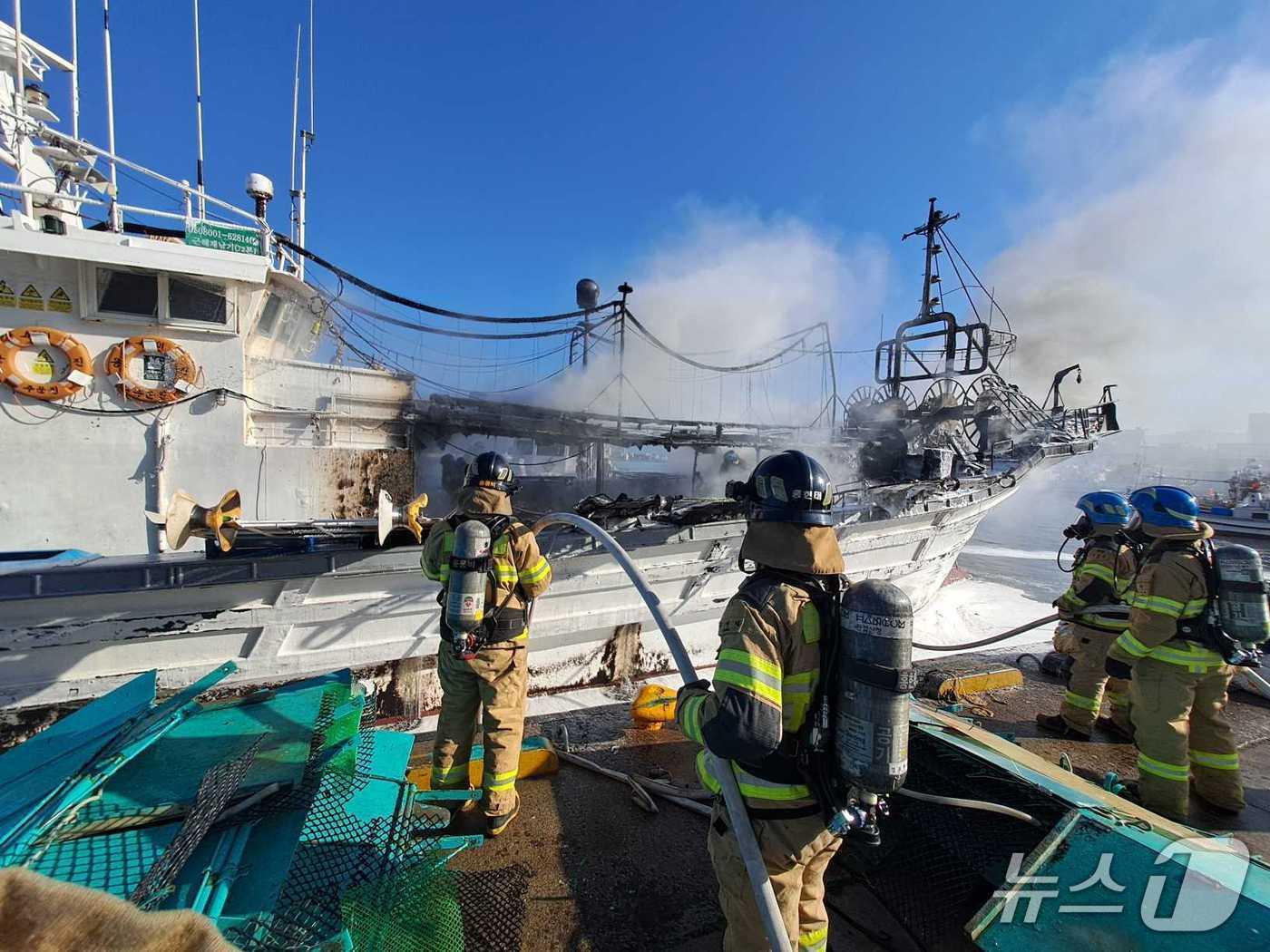 본문 이미지 - 강원 강릉 주문진읍 주무진 주문리 선박 사고 현장.(강원도소방본부 제공, 재판매 및 DB금지)