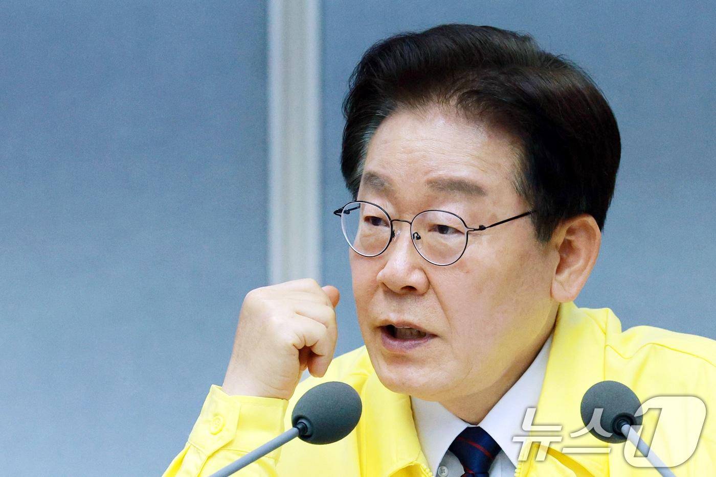 본문 이미지 - 이재명 대통령이 8일 경기 의왕 내륙컨테이너 기지에서 열린 고유가 위기극복을 위한 화물운송·물류업계 현장간담회에서 발언을 하고 있다. 2026.4.8 ⓒ 뉴스1 이재명 기자