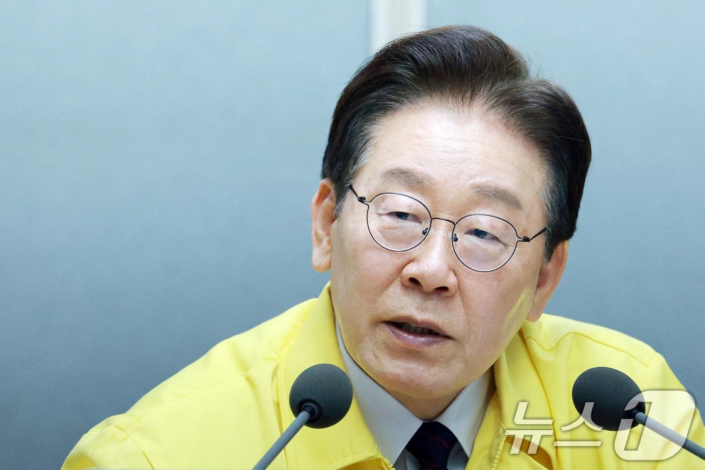 본문 이미지 - 이재명 대통령이 8일 경기 의왕 내륙컨테이너 기지에서 열린 고유가 위기극복을 위한 화물운송·물류업계 현장간담회에서 발언을 하고 있다. 2026.4.8 ⓒ 뉴스1 이재명 기자