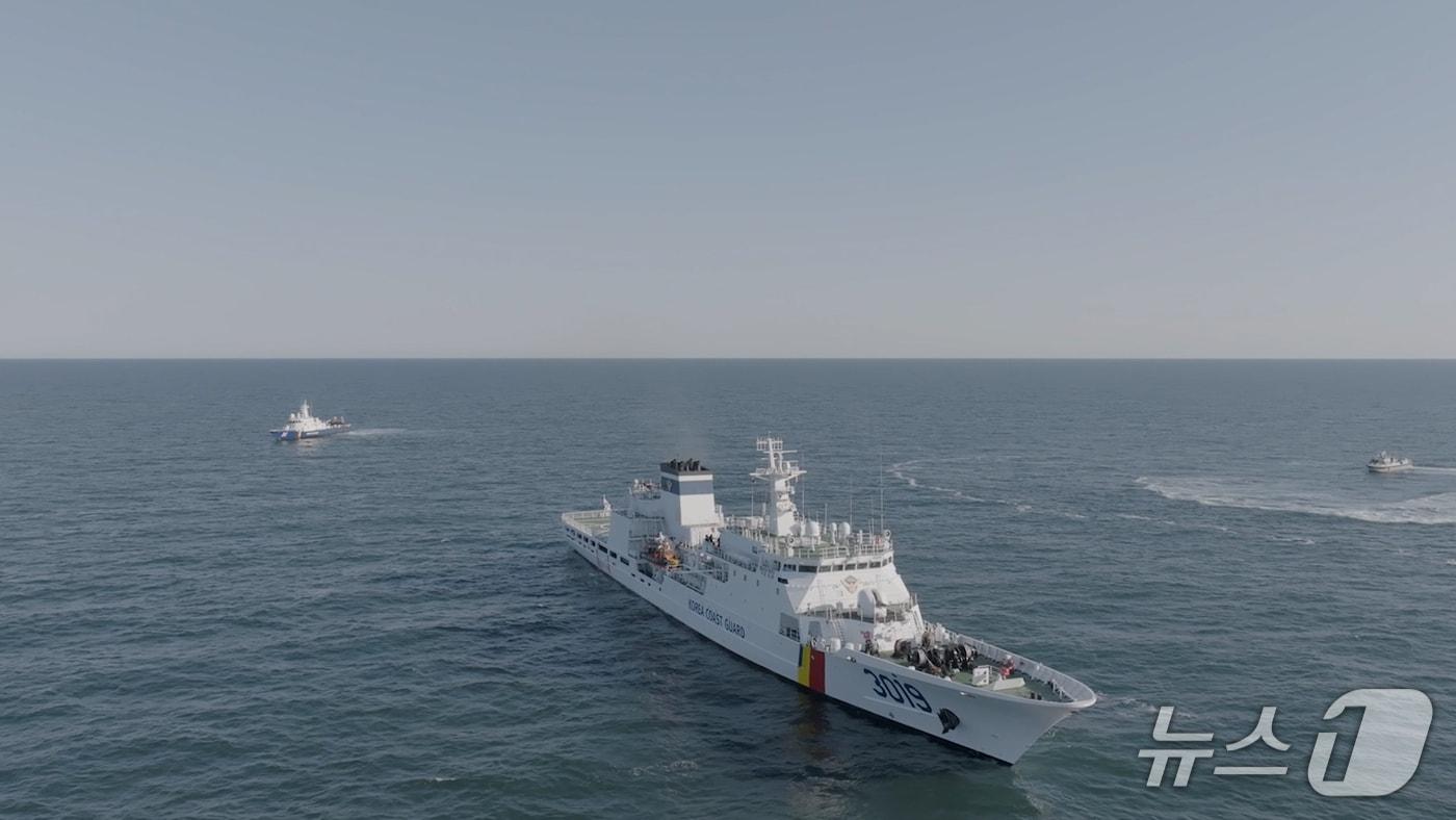본문 이미지 - 지난 6일 인천 옹진군 소청도 남방 23해리 지점에서 불법 조업 중국어선 단속 모의 훈련을 실시하고 있는 3019함(중부지방해양경찰청 제공/뉴스1)