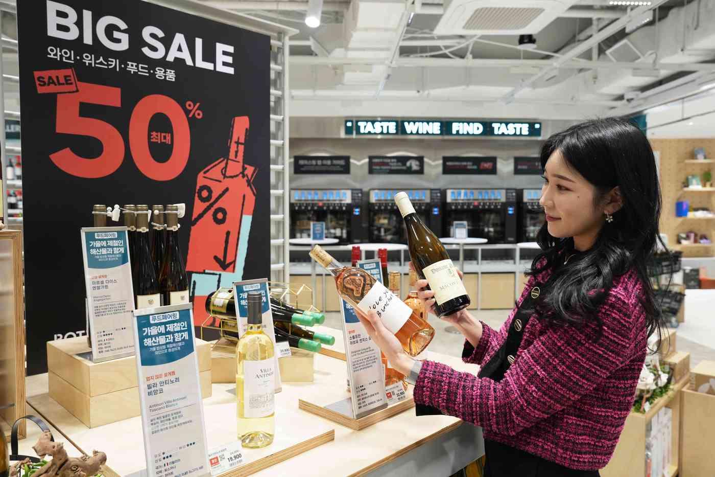 본문 이미지 - 지난 '블랙벙커데이' 행사 당시 보틀벙커 서울역점 전경(롯데마트 제공)