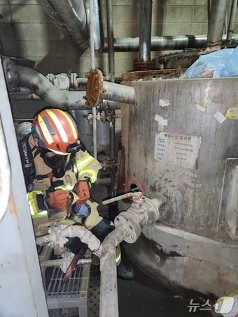 본문 이미지 - 8일 오후 3시 10분께 울산 울주군 온산읍 소재 펄프·제지 생산업체 무림피앤피 공장에서 가스 흡입 사고가 발생했다.(울산소방 제공. 재판매 및 DB금지)/뉴스1