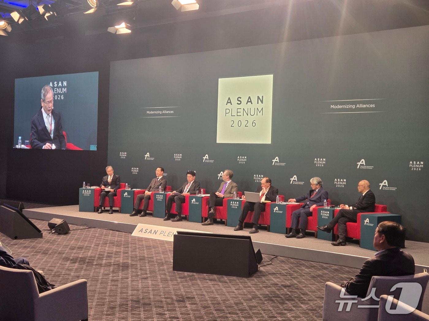 본문 이미지 - 브루스 베넷 랜드연구소 선임연구원, 김건 국민의힘 의원, 김준형 조국혁신당 의원, 게오르기 톨로라야 러시아 과학아카데미 아시아전략센터장, 야부나카 미토지 전 일본 외무성 사무차관, 주펑 난징대 국제학부 학장이 8일 서울 용산구 그랜드 하얏트 서울에서 열린 '아산 플래넘 2026' 세션 4에서 발언하고 있다. 2026.04.08. (정윤영 기자)