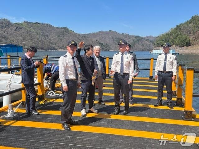 본문 이미지 - 8일 전남소방본부와 K-water 영·섬유역본부는 장흥댐 충수지역을 확인하고 있다.(전남소방본부 제공. 재판매 및 DB 금지)