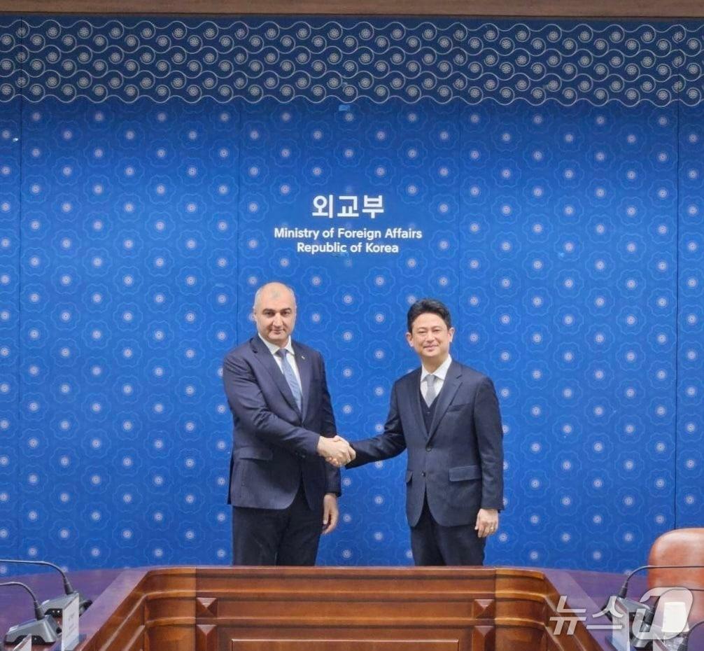 본문 이미지 - 임상우 재외국민보호·영사담당 정부대표는 8일 외교부 청사에서 아흐메트 구르바노프 투르크메니스탄 외교부 차관과 제1차 한-투르크메니스탄 영사협의회를 개최했다.(외교부 제공).